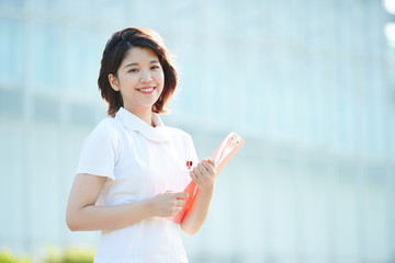 白衣の女性