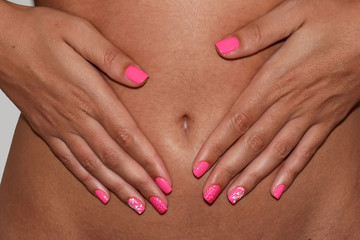 Mani posate sulla pancia