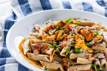 Pasta with chanterelle mushrooms, bacon and sauce