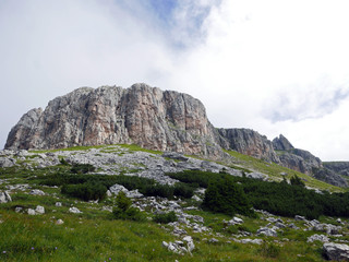 maestosi e suggestivi panorami montani delle dOLOMITI IN  ESTATE, TRA ROCCE E VALLATE