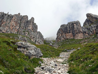 maestosi e suggestivi panorami montani delle dOLOMITI IN  ESTATE, TRA ROCCE E VALLATE