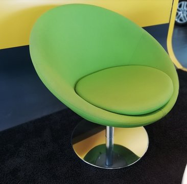 fauteuil vert en tissu r&eacute;tro 