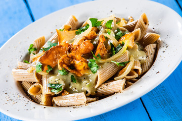 Pasta with chanterelle mushrooms and sauce