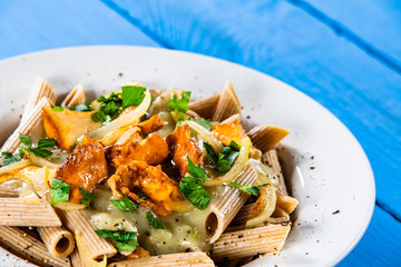 Pasta with chanterelle mushrooms and sauce