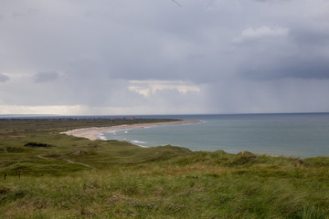Dunkle Wolken an der Nordseeküste in Dänemark