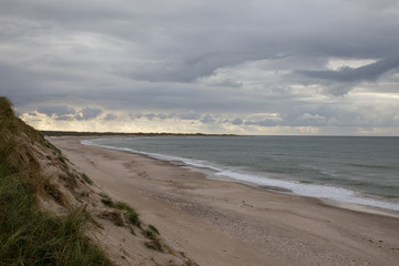 Fototapeta na wymiar Dunkle Wolken an der Nordseeküste in Dänemark
