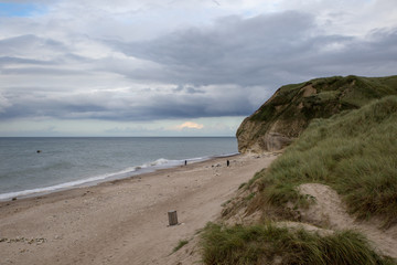 Dunkle Wolken an der Nordseeküste in Dänemark