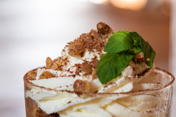 Zbliżenie na deser tiramisu © Maciej