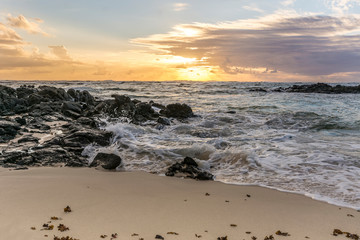 olas contra las rocas de la playa