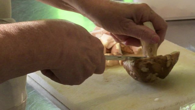 il taglio del fungho fresco per essere cucinato