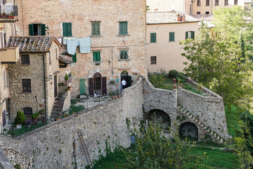 Fototapeta na wymiar ancient architecture in Italy and laundry hanging