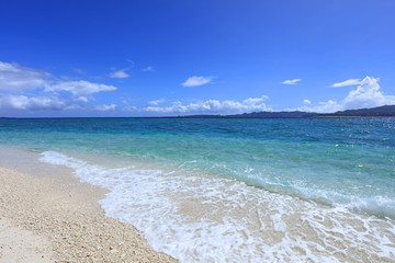 Fototapeta na wymiar 美しい沖縄の青い海と空