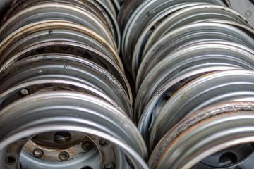 Viele Autofelgen liegen in einer Werkstatt