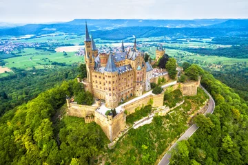 Luftaufnahme der Burg Hohenzollern, Deutschland. Es ist ein berühmtes Wahrzeichen in der Nähe von Stuttgart. Landschaft der schwäbischen Alb mit gotischem Schloss. © scaliger