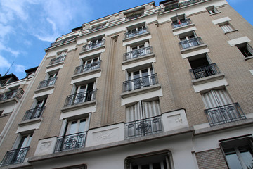 Fototapeta na wymiar flat building in Paris (France)