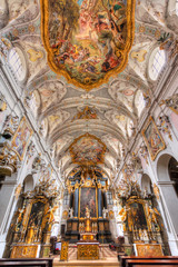 Fototapeta na wymiar Der Innenraum der Klosterkirche Sankt Emmeram in Regensburg