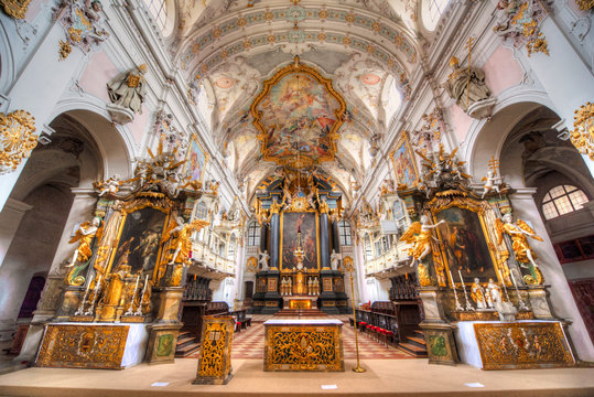 Der Innenraum der Klosterkirche Sankt Emmeram in Regensburg