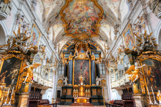 Der Innenraum der Klosterkirche Sankt Emmeram in Regensburg