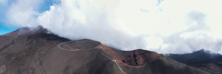 Vista panoramica sul cratere del Vulcano Etna in Sicilia © Etna ·REC Attivo