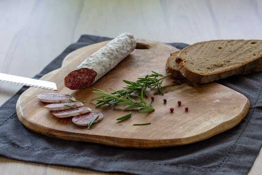 Salamiwurst geschnitten auf Brettchen