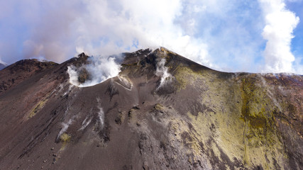Il cratere del vulcano Etna in una panoramica aerea dall'alto © Etna ·REC Attivo