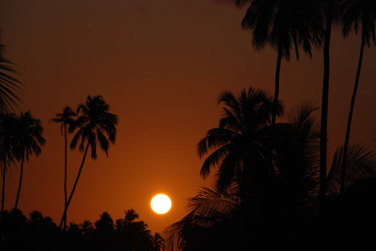 Por do sol na Praia do Patracho, Alagoas, nordeste do Brasil.