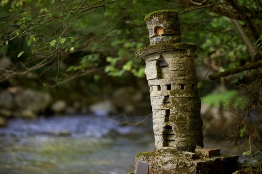 Tour sculpt&eacute;e en pierre