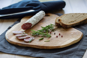 Salamiwurst geschnitten auf Brettchen