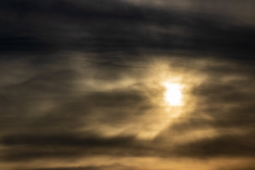 Obraz premium a skyscape shoot of golden sun with intense clouds