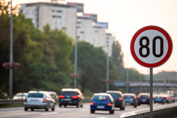 80km/h Speed limit sign a highway full of cars