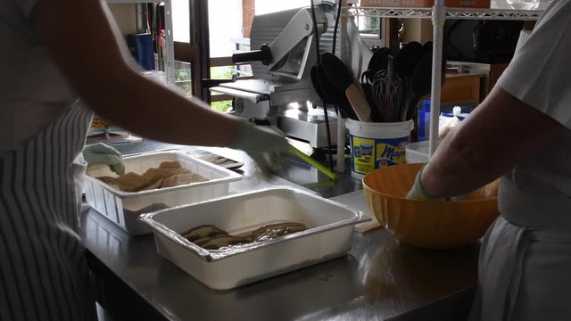 Il taglio dei funghi porcini a fette per l'impanatura