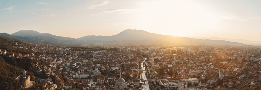 Panoramablick auf Stadt Prizren, Kosovo im wundersch&ouml;nen Sonnenuntergangslicht