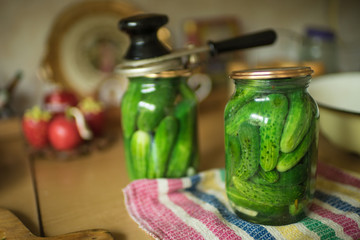 The process of pickling cucumbers in liter jars