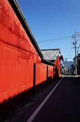 Obraz premium 赤い壁の通り / 山口県萩市