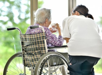 老人介護施設・窓辺でくつろぐ母