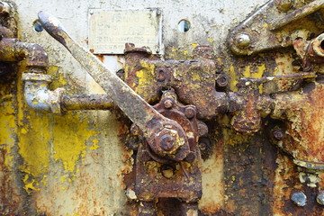 テクスチャ―　錆びた金属製の機械とハンドル　old lock on the door