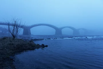 Naadloos Behang Airtex Kintai Brug Kintaikyo-brug in de mist  Blauw wateroppervlak / Iwakuni City, prefectuur Yamaguchi