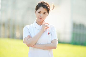 疑問を感じるポーズをする白衣の女性