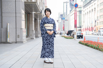 浴衣姿の黒髪女性