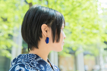 浴衣姿の黒髪女性