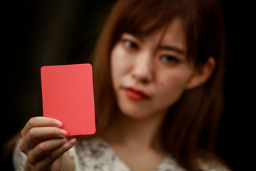 レッドカードを出す女性