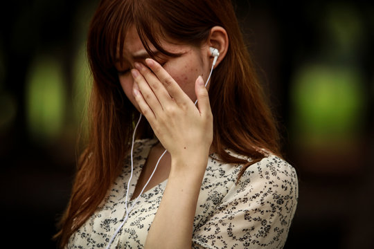 音楽を聴きながら泣く女性
