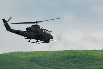 Fototapeta na wymiar 射撃する攻撃ヘリコプター