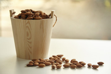 almendras en bowl de madera