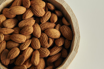 almendras en bowl de madera