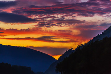 Obraz premium Sunset over mountains. Katun River, Gorny Altai, Siberia, Russia