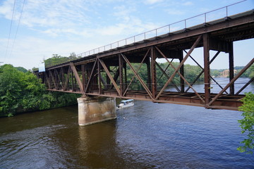 Fototapeta premium Train bridge connecting to plots of land over a beautiful river
