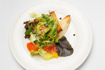vegetable salad with salmon and croutons