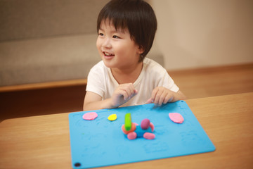 粘土で遊ぶ男の子