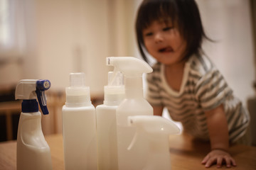 プラスチックボトルに触れようとする女の子